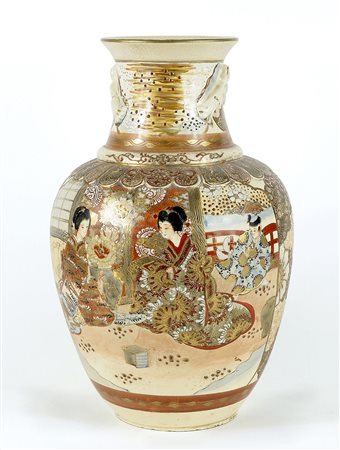 Grande vaso decorato a motivi orientali. H. cm. 41.