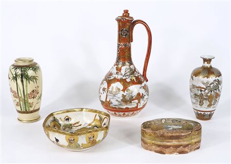 Lotto di 5 oggetti decorati a motivi orientali tra cui brocca e vasetti....