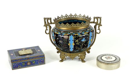Lotto di 3 oggetti a lavorazione cloisonnè composto da vaso ovale e scatolette.