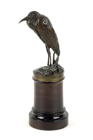Scultura in bronzo raffigurante uccello, su base in legno. H. tot cm. 25.