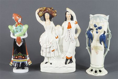 Lotto di 3 sculture in ceramica policroma. H. max cm. 34.