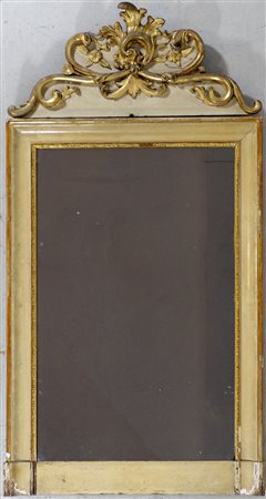 Specchiera con cornice in legno laccato e dorato e cimasa scolpita. XIX...