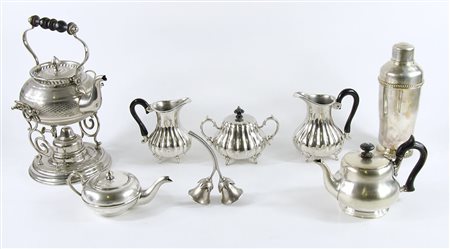 Lotto di vari oggetti in metallo.