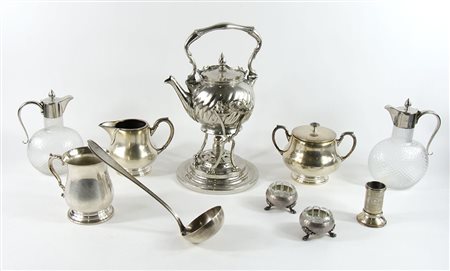 Lotto di vari oggetti in metallo.