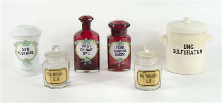 Lotto di 6 vasi da farmacia in vetro e ceramica. Misure diverse.