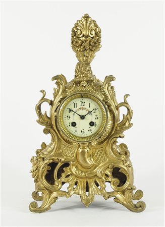 Orologio da tavolo in bronzo dorato. H. cm. 42. (difetto).