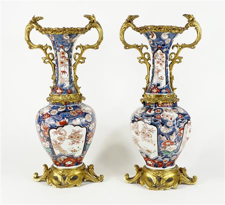 Coppia di grandi vasi in ceramica policroma con decori floreali a due...