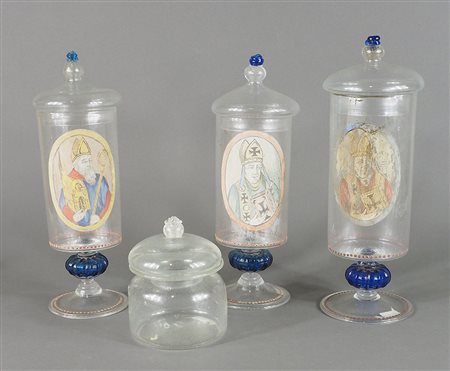Lotto di 4 contenitori in vetro di cui 3 con coperchi, dipinti con figure...