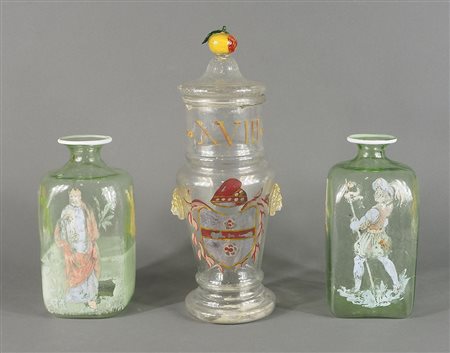 Lotto di 3 contenitori in vetro dipinto con figure. H. max cm. 40.