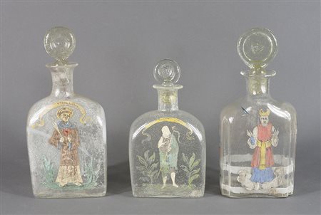 Lotto di 3 brocche in vetro soffiato dipinte con figure. H. tot cm. 35.