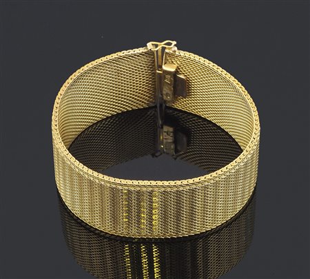 Bracciale a larga fascia in oro giallo. gr. 85,4.