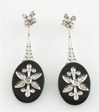 Orecchini pendenti in oro bianco con finale forma ovale in onice con...