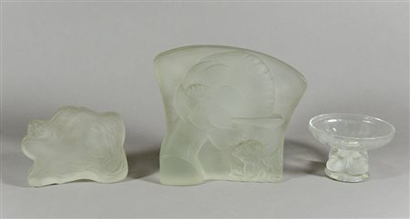 Lotto di 3 sculture in vetro di cui una firmata Lalique.