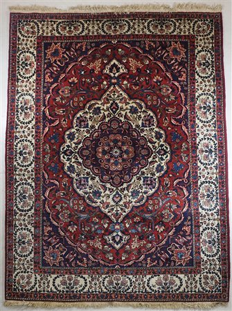 Tappeto su fondo rosso, cm. 210x320.