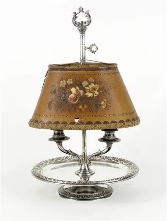Grande lampada da tavolo in argento con paralume floreale. H. cm. 50. Gr. tot...