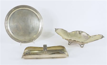 Lotto in argento composto da 3 pezzi. gr. tot 1530.