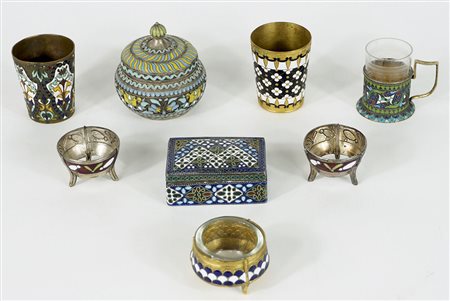 Lotto di vari oggettini decorati a smalti policromi.