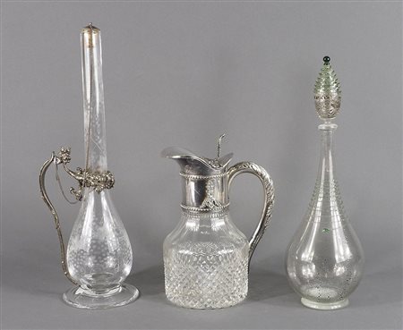 Lotto di 3 bottiglie in vetro e cristallo. H. max cm. 42.