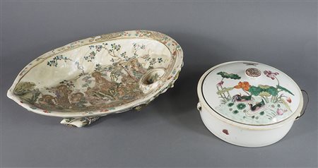 Lotto decorato a motivi orientali composto da grande centrotavola (cm. 42x34)...