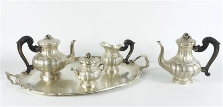 Servizio da caffè e thè in argento inciso con manici in legno, composto da 5...