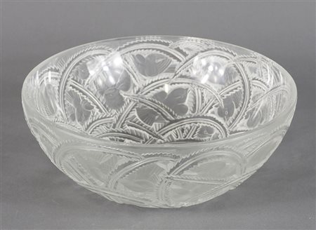 Centrotavola in vetro lavorato con figure di uccelli. Firmato Lalique France....