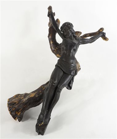 Grande scultura in ceramica a patina scura raffigurante Cristo, su croce in...