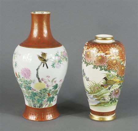 Lotto di 2 vasi decorati a motivi orientali. H. max cm. 32.