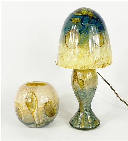 Lotto in vetro policromo composto da lampada da tavolo e vasetto. H. max cm. 40.