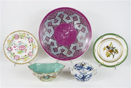 Lotto di vari oggetti in ceramica policroma tra cui piatti.