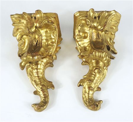 Coppia di piccole mensole in legno dorato scolpito. H. cm. 20.