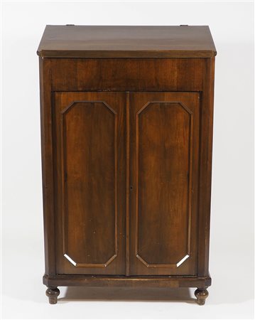 Mobile a due ante con parte superiore a scrittoio. cm. 123x80x51.