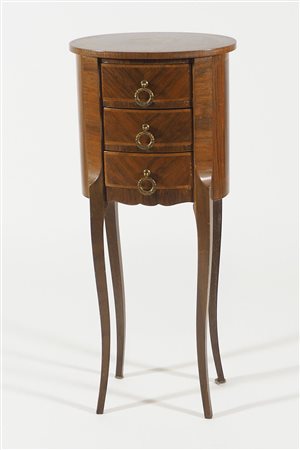 Comodino in legno di forma ovale a 3 cassetti su alte gambe a sciabola.