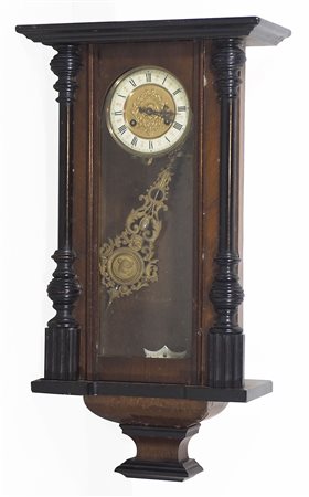 Orologio da parete con cassa in legno. H. cm. 72.