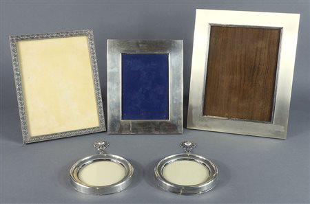 Lotto di 5 cornici da tavolo in argento. Misure diverse.