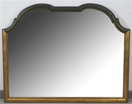 Grande specchio con cornice in legno sagomato. cm. 86x109.