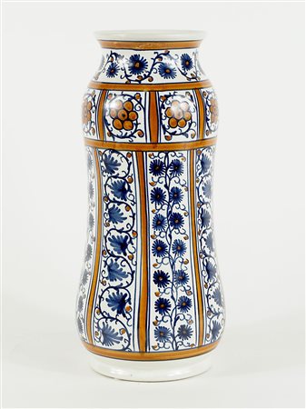 Vaso in ceramica policroma con decori floreali. H. cm. 30.