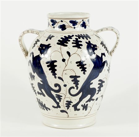 Vaso in ceramica policroma con manici e decorato con figure di cani,...