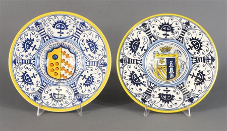 Coppia di piatti in ceramica policroma. Diam. cm. 25.