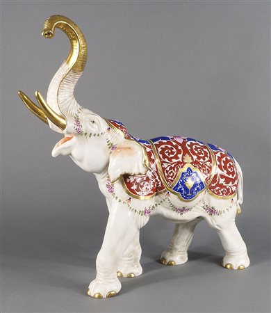 Capodimonte; grande scultura in porcellana policroma raffigurante elefante....