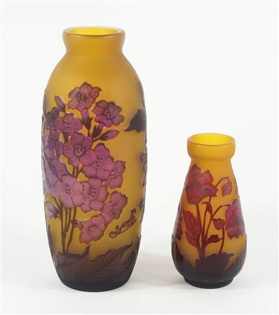 Lotto di 2 vasi in vetro a cameo nei toni del marrone decorati a motivi...