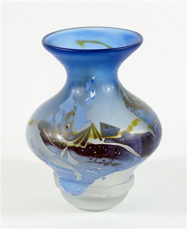 Vaso in vetro azzurro decorato. Firma incisa sotto la base. H. cm. 16.