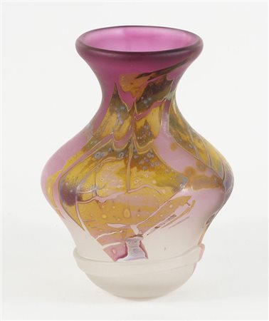 Vaso in vetro rosa decorato. Firma incisa sotto la base. H. cm. 17.