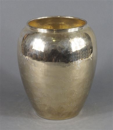 Brandimarte: vaso in argento 925 martellato con interno dorato. H. cm. 24,5....
