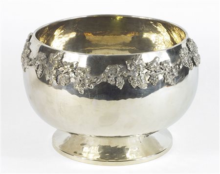 Brandimarte: portafrutta in argento riccamente sbalzato a tralci di vite con...