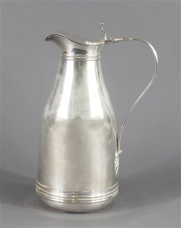 Thermos in argento con manico lavorato a coste verticali. H. cm. 29. peso...