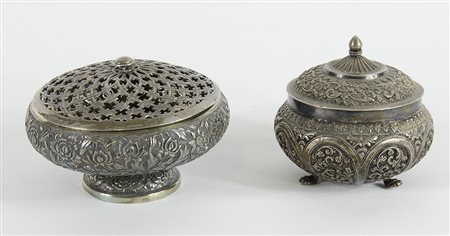 Lotto composto da 2 antiche scatole rotonde in argento con coperchi, lavorate...