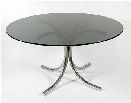 Tavolo rotondo con piano in cristallo, base cromata. H. cm. 71, diam. cm. 130.