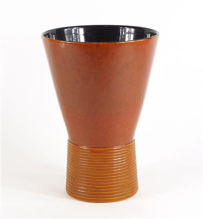 Lavenia: vaso in ceramica policroma arancio con interno nero. Disegno di G....