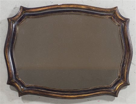 Specchio con cornice in legno sagomato. cm. 83x61.