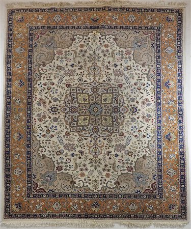 Tappeto persiano cm. 252x330.